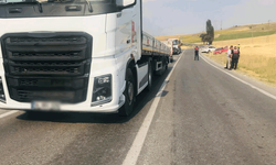 Eskişehir'de virajı alamayan otomobil çekiciye ve tıra çarptı