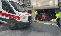 Giresun'da kontrolden çıkan otomobil dükkana girdi: 1 kişi aracın altında kaldı