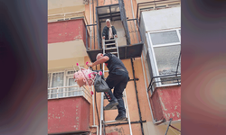 Hatay'da binanın dışındaki asansörde mahkum kalanlara itfaiye yardım etti