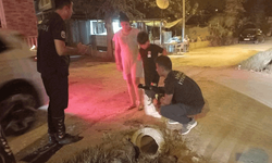 Hatay'da kanalizasyon borusuna sıkışan yavru köpek kurtarıldı