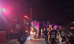 İzmir'de kamyonet otomobille çarpıştı: 2'si ağır 7 yaralı