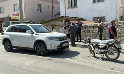 Karaman'da ciple çarpışıp yola savrulan motosikletli yaralandı