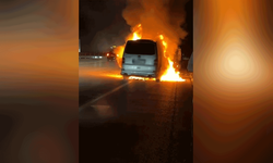 Konya'da seyir halindeki minibüs alevlere teslim oldu