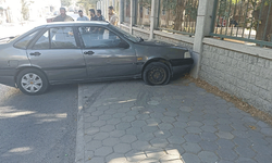 Lastik patladı, otomobil duvara daldı: Eskişehir’de facianın eşiğinden