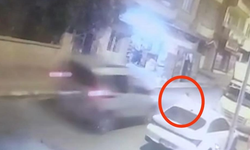 Siirt'te aniden yola çıkan çocuğa aracın çarptığı anlar kamerada