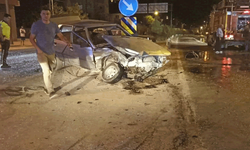 Sivas'ta 2 otomobil kafa kafaya çarpıştı: 2 yaralı