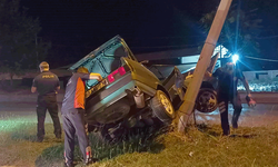 Tokat'ta feci kaza: Elektrik direğine çarpan otomobil hurdaya döndü! 1 yaralı