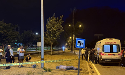 Adana'da devrilen motosikletteki genç hayatını kaybetti