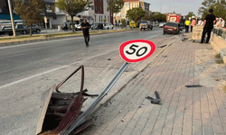 Afyon'da kontrolden çıkan araç önce tabelaya sonra otomobil çarptı