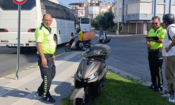 Antalya'da kaldırımdaki trafik levhasına çarpan motorlu bisikletin sürücü yaralandı