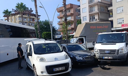Antalya'da kamyonet ile otomobil çarpıştı: 1 yaralı
