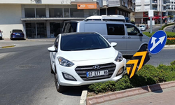 Antalya'da kavşak sisteminde otomobiller çarpıştı
