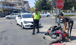 Antalya'da otomobil ile elektrikli motosiklet çarpıştı: 1 yaralı