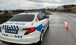 Bilecik'te kavşakta çarpışan otomobilde 2 kişi yaralandı