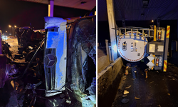 Bolu’da tanker gişelere çarpıp devrildi