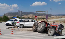 Burdur'da traktör ile otomobil çarpıştı: 1’i ağır 6 yaralı