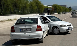 Bursa'da 2 otomobil çarpıştı : 2 yaralı