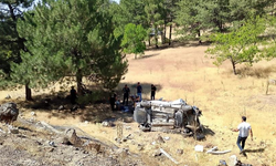 Elazığ’da hafif ticari araç şarampole uçtu: 3 yaralı