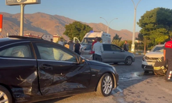 Erzincan’da iki otomobil çarpıştı: 2 yaralı
