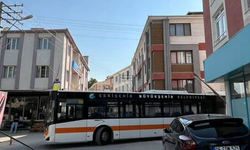 Eskişehir'de belediye otobüsü elektrik direğini devirdi