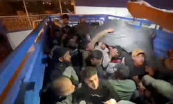 Hatay'da 42 göçmen üzeri fileyle kapatılan kamyonet kasasında yakalandı