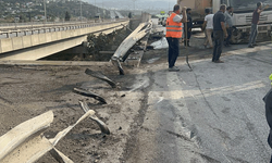 Hatay'da kontrolünü kaybeden sürücü bariyerlere çarptı