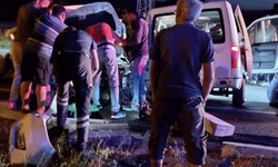 Isparta'da hafif ticari araçla otomobil çarpıştı
