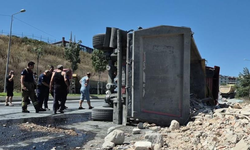 İstanbul'da hafriyat yüklü tır devrildi: 1 yaralı
