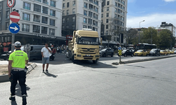 İstanbul'da kamyonun kör noktası felakete yol açtı: Kadın hastaneye kaldırıldı