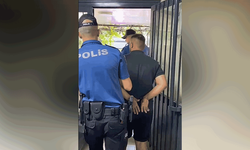 İzmir'de polise tekme ve yumrukla saldıran şahıs tutuklandı