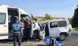 İzmir'de servis minibüsü ile hafif ticari araç çarpıştı: 1 ölü 13 yaralı