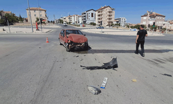 Karaman'da iki otomobil kavşakta çarpıştı: 3 yaralı