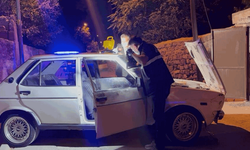 Kayseri'de hırsızlık yapan şahıslar, çaldıkları otomobille kaza yaptı