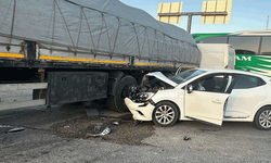 Kırıkkale'de otomobil tıra çarptı: 2 yaralı