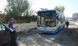 Malatya'da servis aracına çarpan motosiklet sürücüsü ağır yaralandı