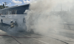 Manisa'da yolcu otobüsünün motor kısmından alevler yükseldi