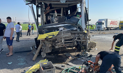 Mardin'de halk otobüsü ile tır çarpıştı: 11 yaralı