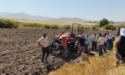 Muş'ta devrilen traktörün altında kalan genç hayatını kaybetti