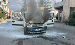 Osmaniye'de hafif ticari araç alev alev yandı