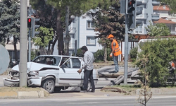 Sinop'ta otomobil aydınlatma direğine çarptı