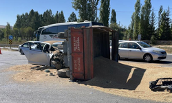 Sivas'ta kontrolsüz yola çıkan buğday yüklü traktör kazaya neden oldu