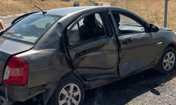 Van'da iki otomobil çarpıştı: 8 kişi yaralandı