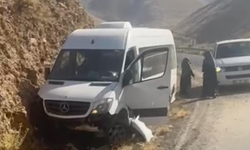 Van'da minibüs kaza yaptı: 18 yolcu ölümden döndü