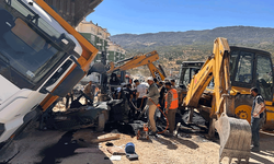 Adıyaman'da üzerine kamyon devrilen otomobilin sürücüsü hayatını kaybetti