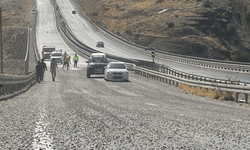Adıyaman'da yola dökülen mıcır kazaya neden oldu