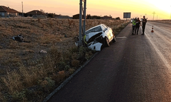 Afyon'da kontrolden çıkan otomobil direğe çarptı: 3 yaralı