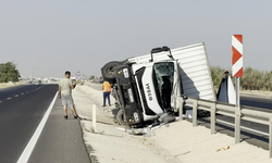 Aksaray'da bariyerlere çarpan kamyonet yan yattı: 1 yaralı
