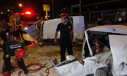 Antalya'da feci kaza: İki otomobil kafa kafaya çarpıştı, ortalık savaş alanına döndü!
