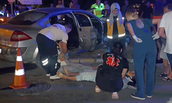 Antalya'da iki otomobil çarpıştı: Ortalık savaş alanına döndü