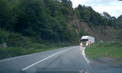 Artvin’de tırın hatalı sollaması faciaya davetiye çıkardı